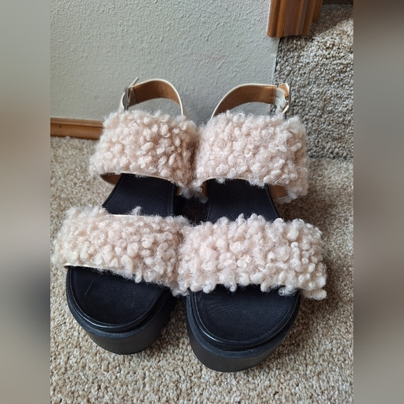 Urban Outfitters Lexi Faux Sherpa Sandal Cream/Black Open Toe Womens Size 10 - Picture 6 of 8